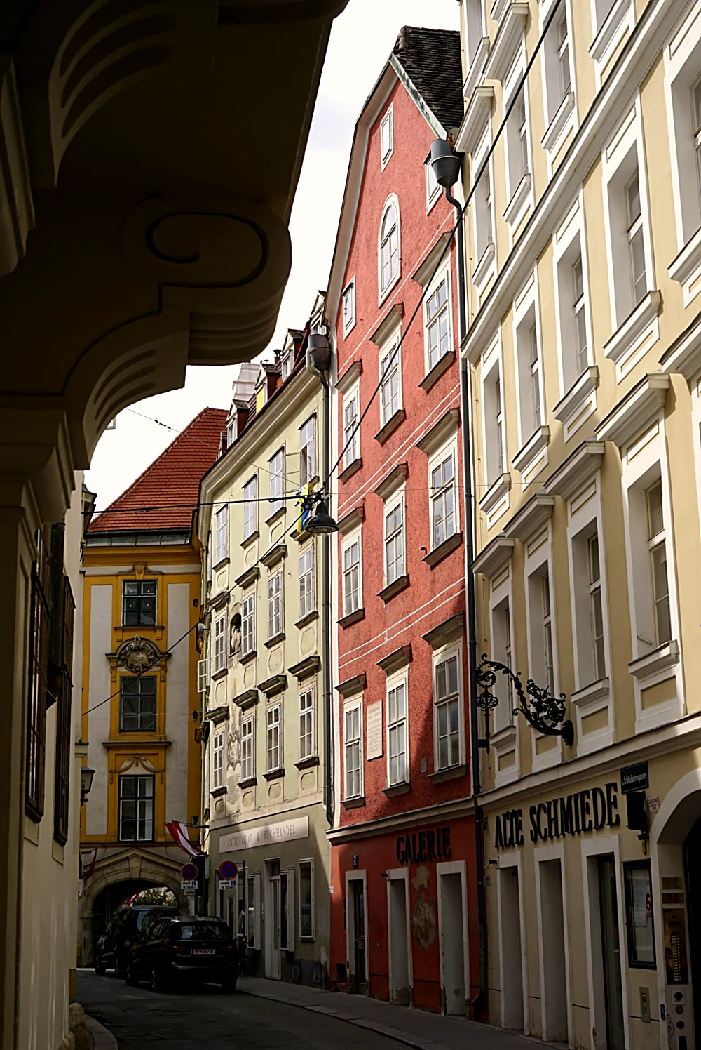 Bearbeitetes Foto (nachher): Wiener Gasse mit leuchtender roter Fassade, Schönlaterngasse